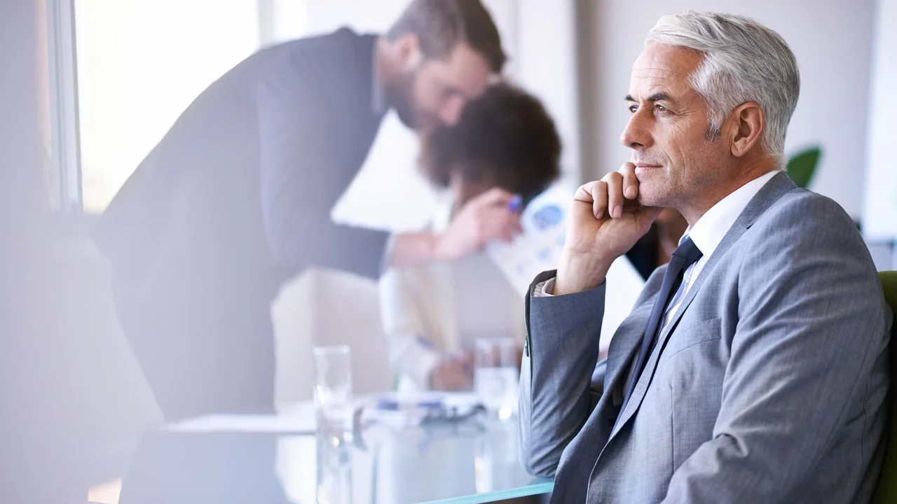 When to Choose a Dubai Holding Company